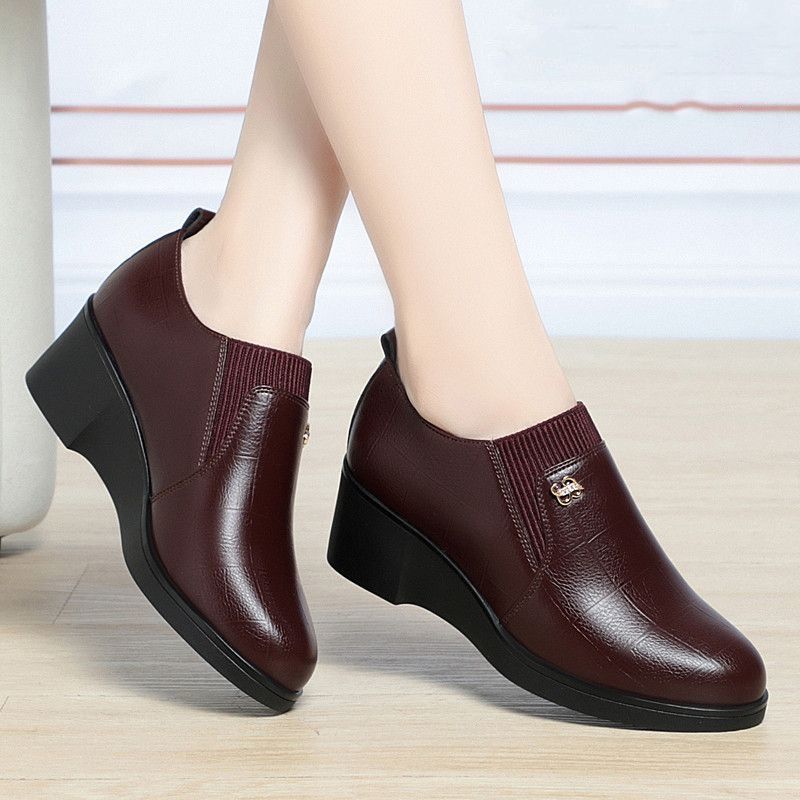 Elegante Slip-On-Keilschuhe aus Leder 
