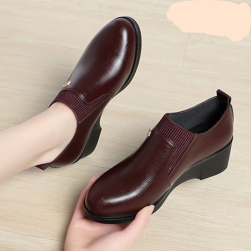 Elegante Slip-On-Keilschuhe aus Leder 