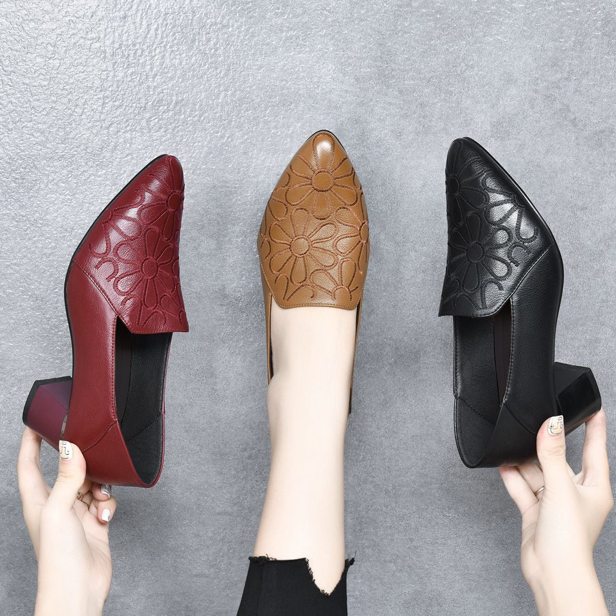 Pumps aus weichem Leder mit Stickerei 