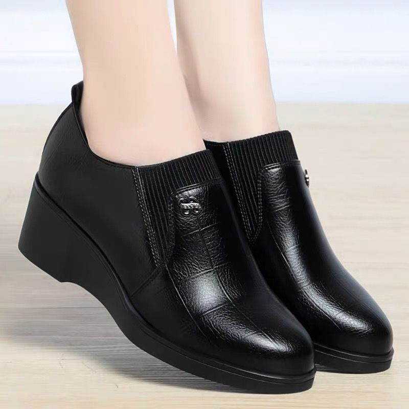 Elegante Slip-On-Keilschuhe aus Leder 