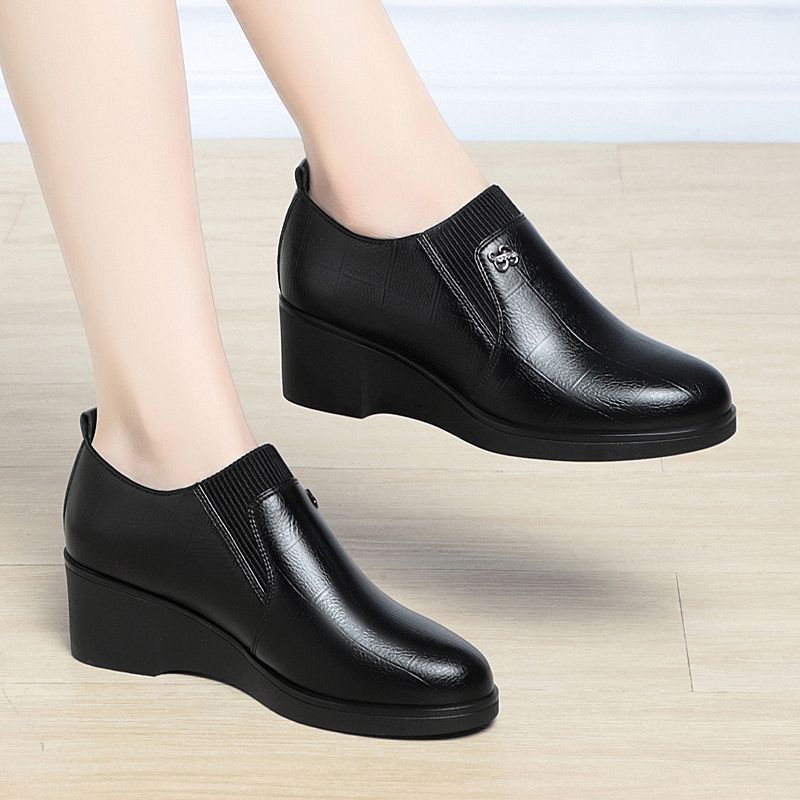 Elegante Slip-On-Keilschuhe aus Leder 