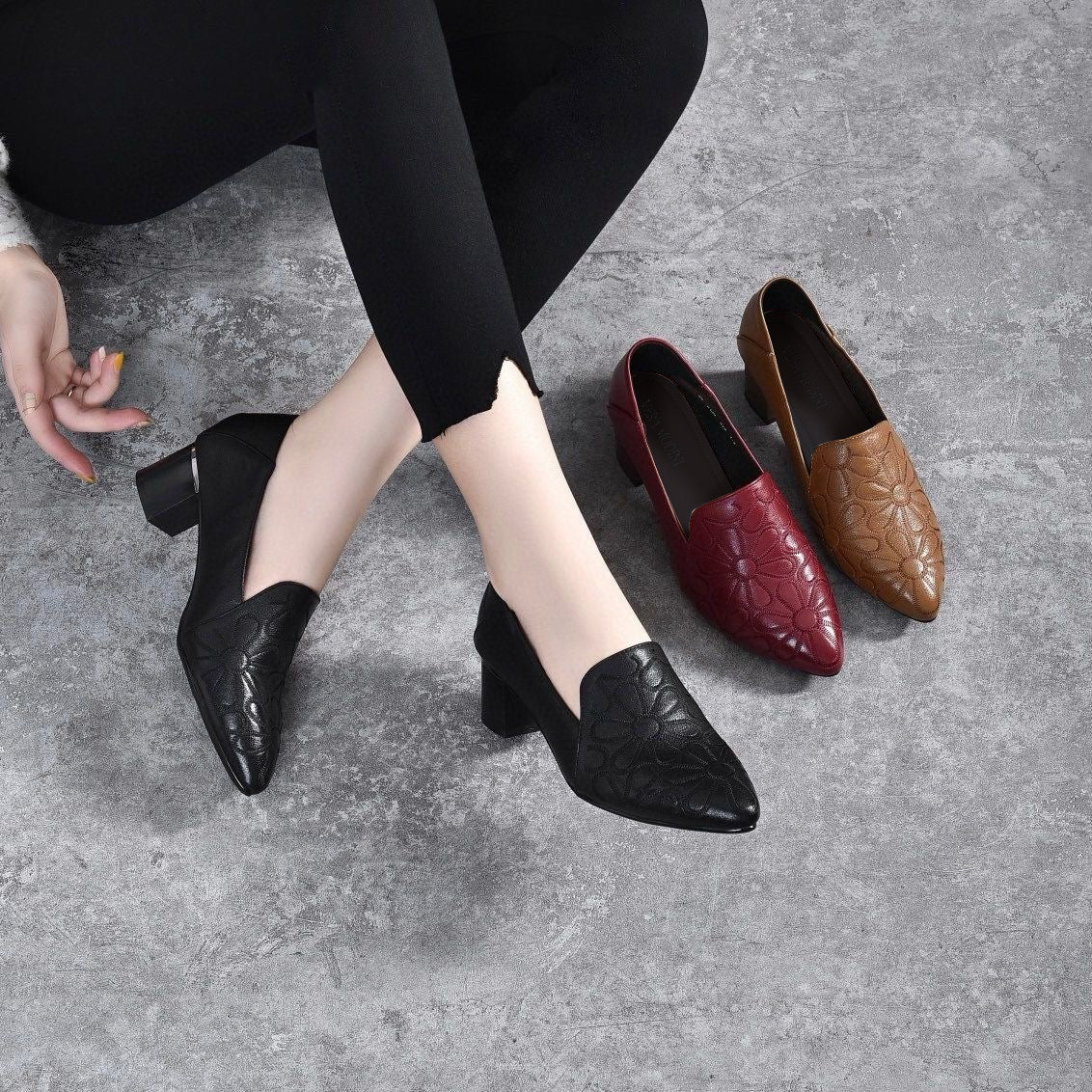 Pumps aus weichem Leder mit Stickerei 
