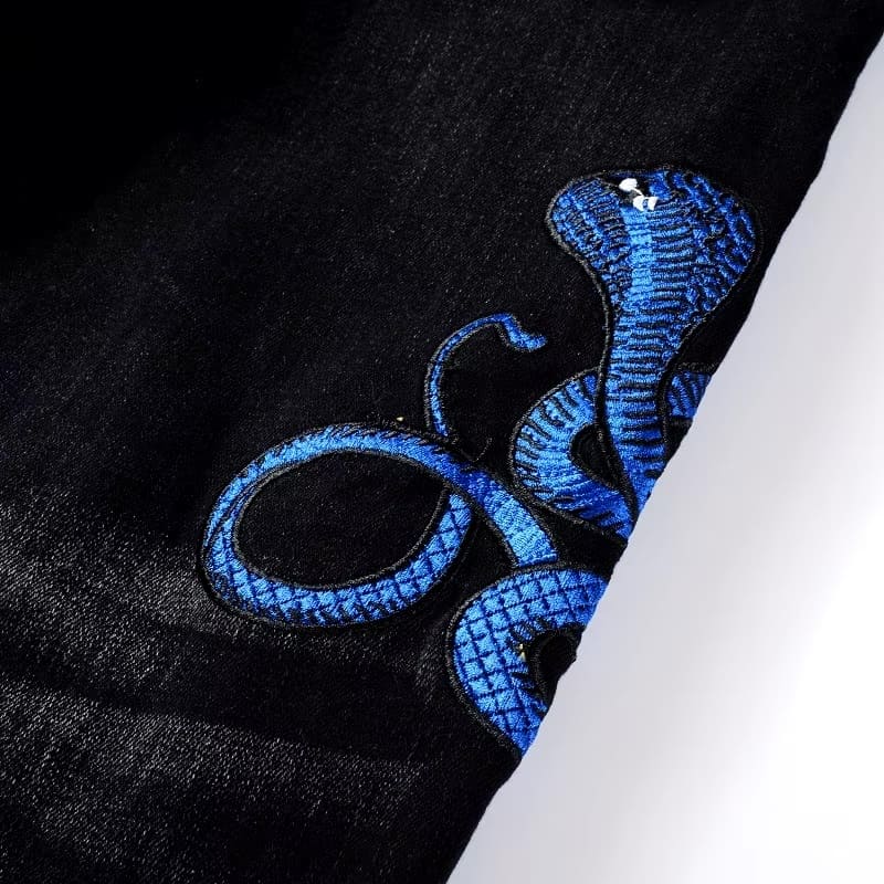 Schwarze Distressed-Jeans mit Schlangenstickerei