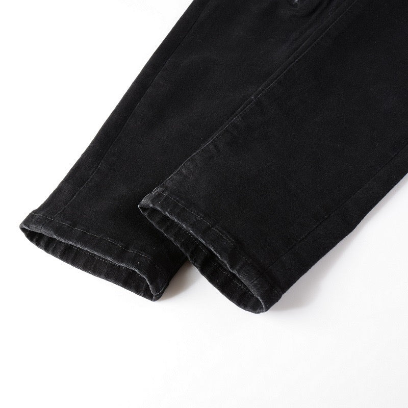 Graue Jeans mit Patches