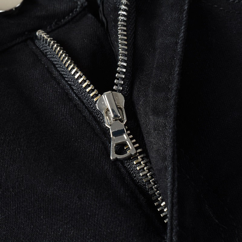 Graue Jeans mit Patches