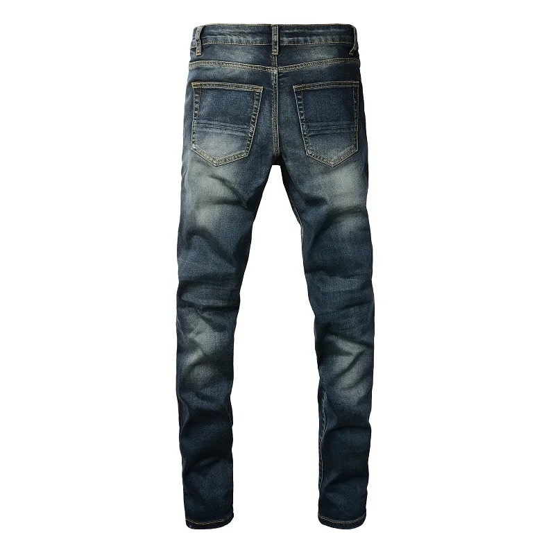 Jeans mit dunklen Lederpatches
