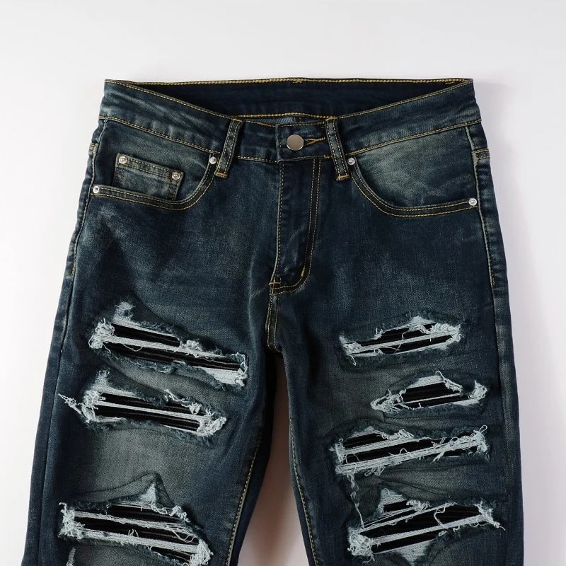 Jeans mit dunklen Lederpatches