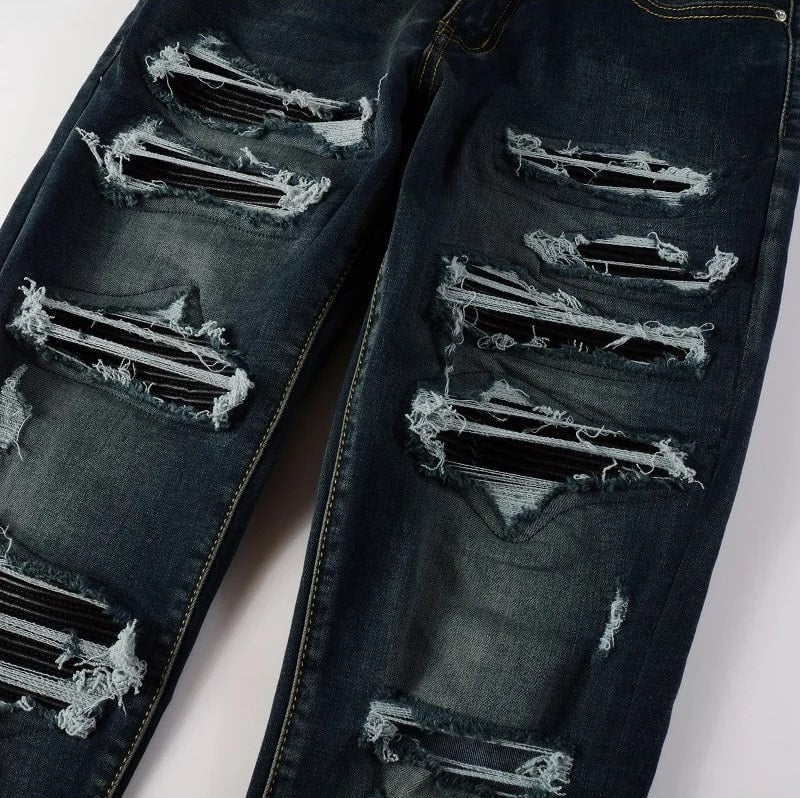 Jeans mit dunklen Lederpatches