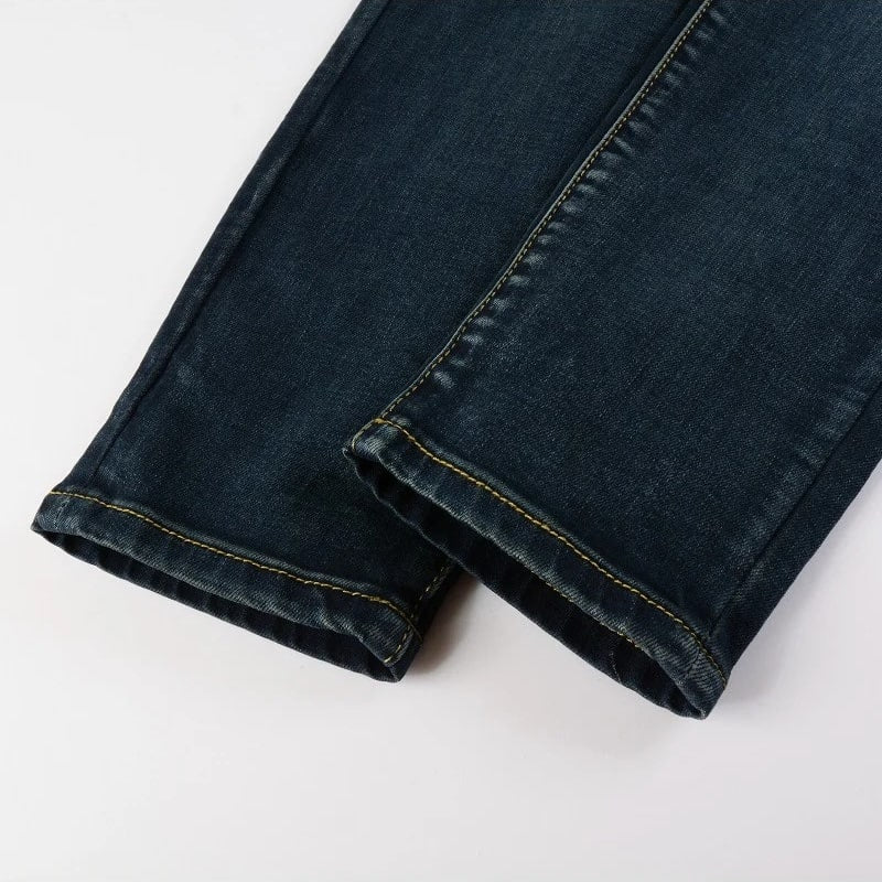 Jeans mit dunklen Lederpatches