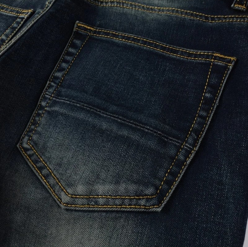 Jeans mit dunklen Lederpatches