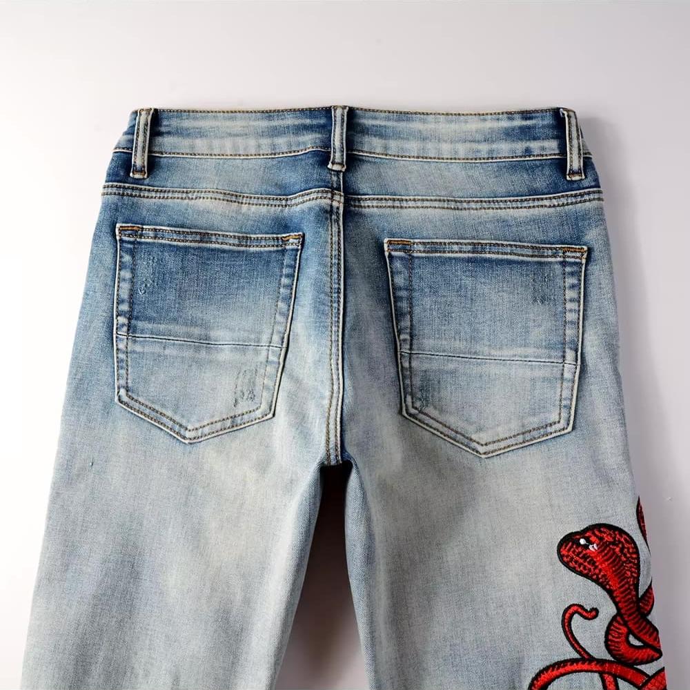 Rote Jeans mit Schlangenmuster