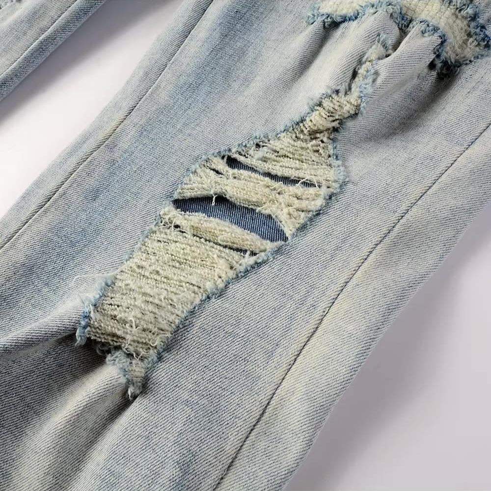 Rote Jeans mit Schlangenmuster