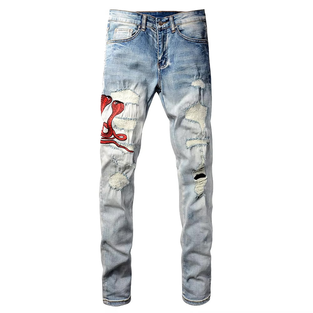 Rote Jeans mit Schlangenmuster