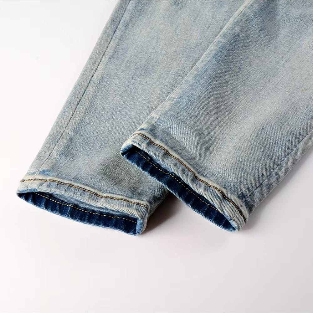 Rote Jeans mit Schlangenmuster
