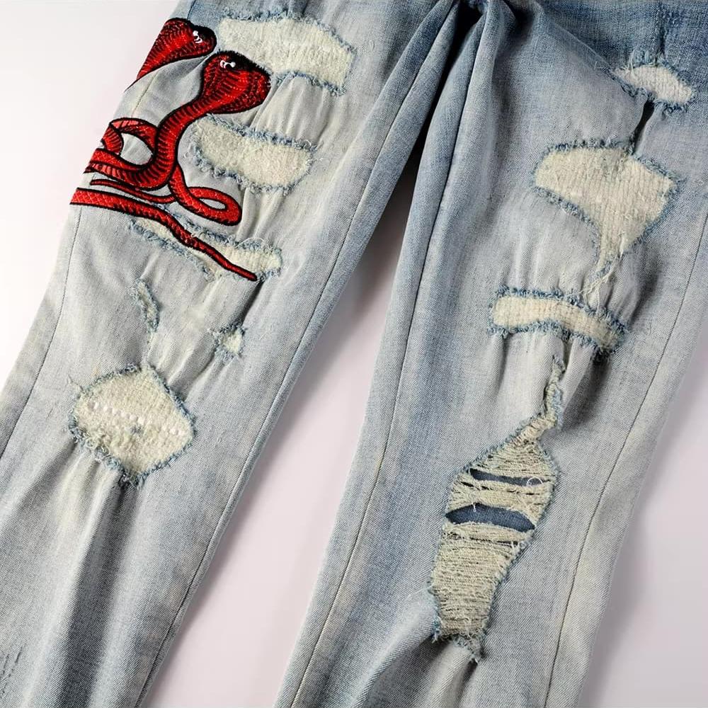 Rote Jeans mit Schlangenmuster