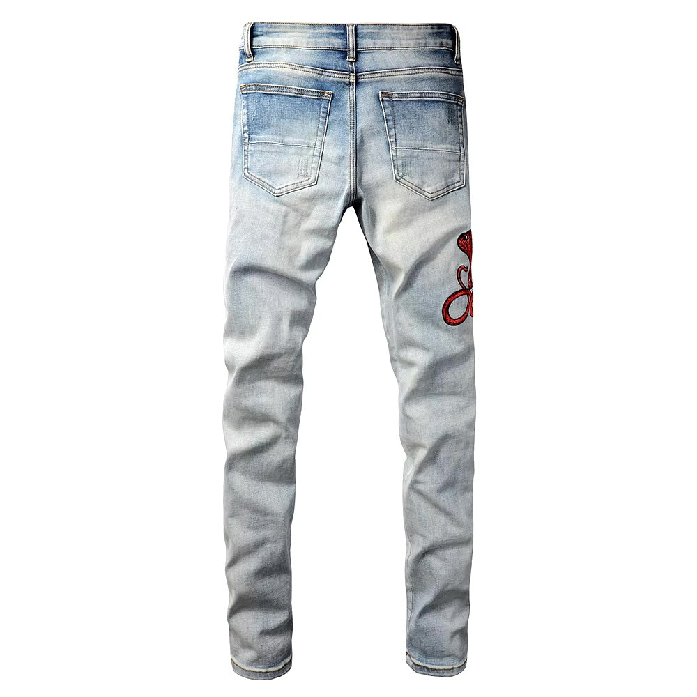 Rote Jeans mit Schlangenmuster