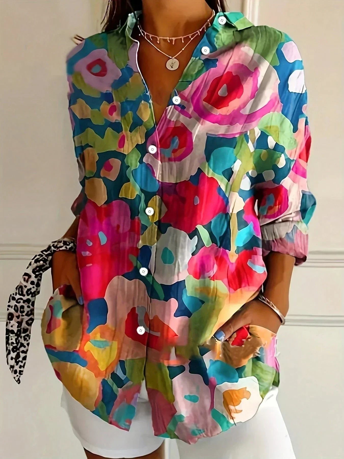 Annika - Farbenfrohe Bluse mit verspieltem Print