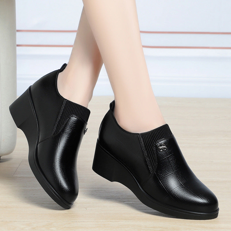 Elegante Slip-On-Keilschuhe aus Leder 