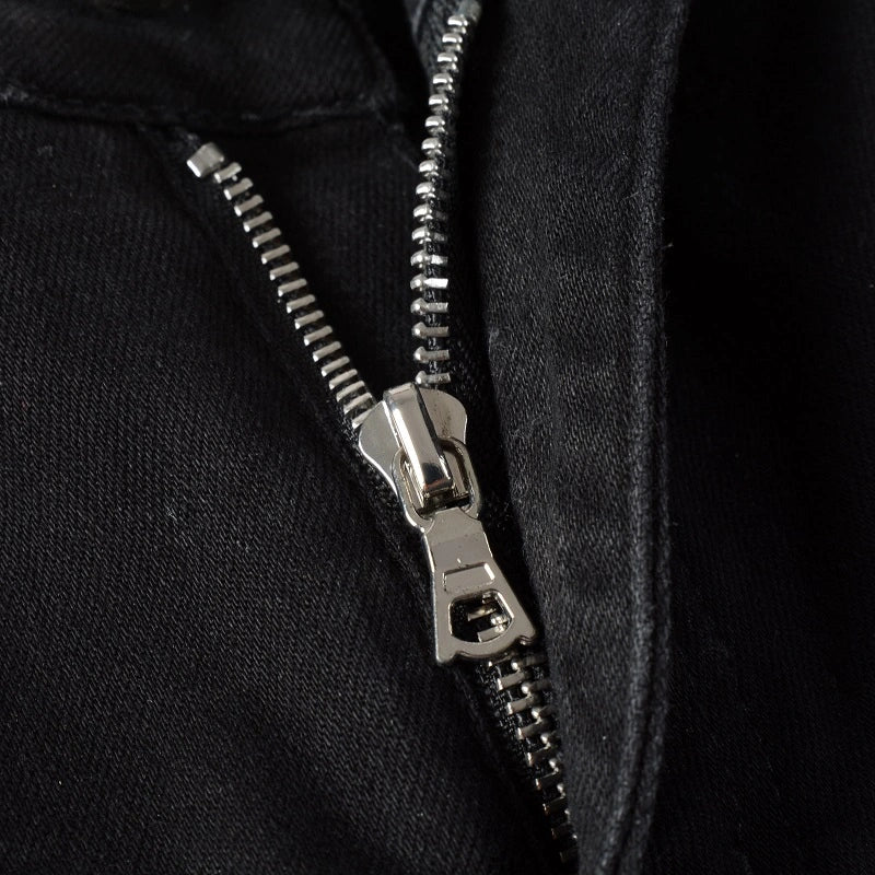 Komplett schwarze Jeans