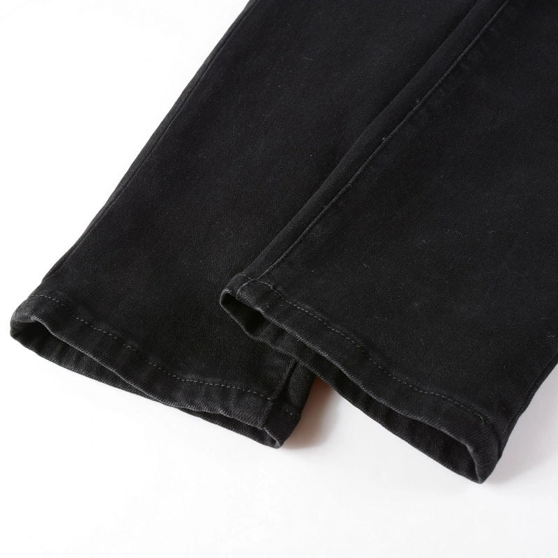 Komplett schwarze Jeans