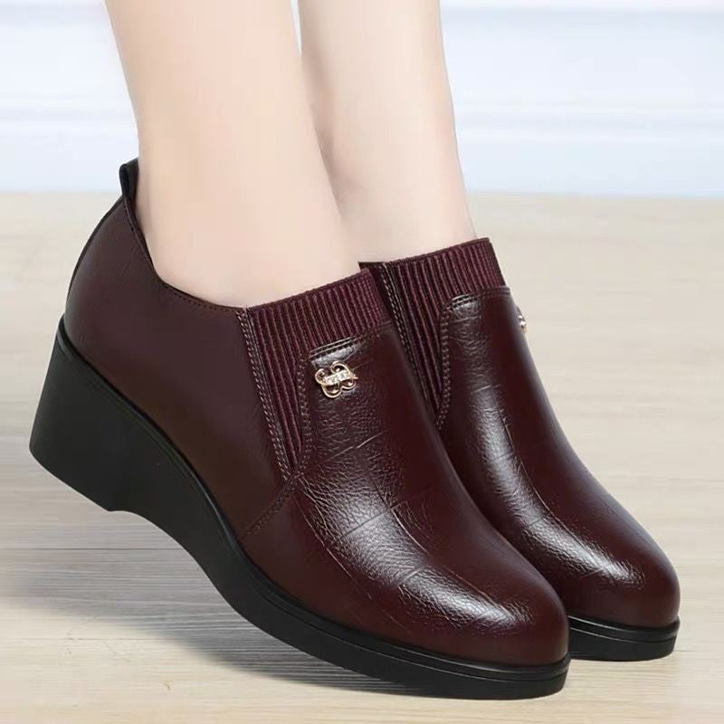 Elegante Slip-On-Keilschuhe aus Leder 