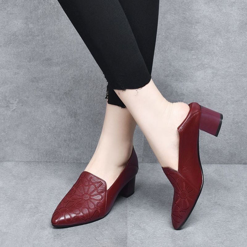 Pumps aus weichem Leder mit Stickerei 