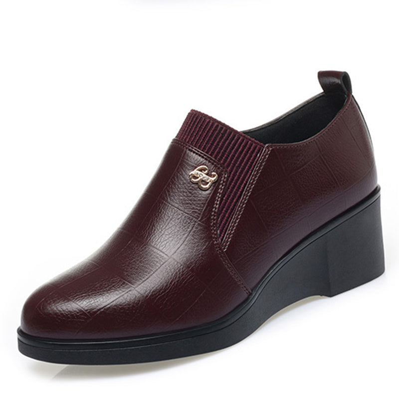 Elegante Slip-On-Keilschuhe aus Leder 