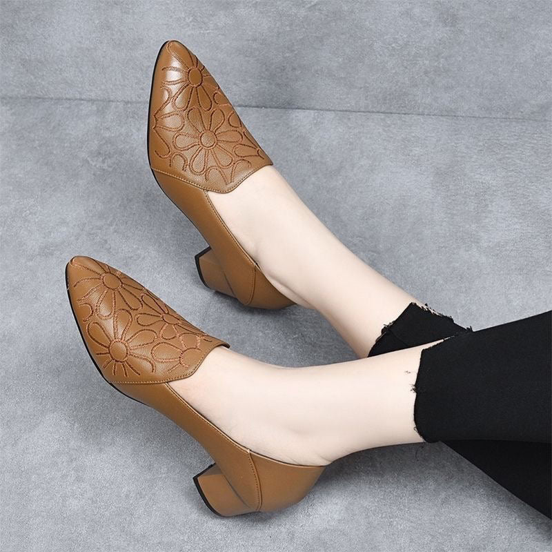 Pumps aus weichem Leder mit Stickerei 