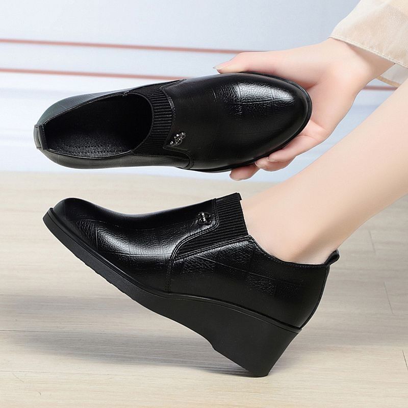 Elegante Slip-On-Keilschuhe aus Leder 