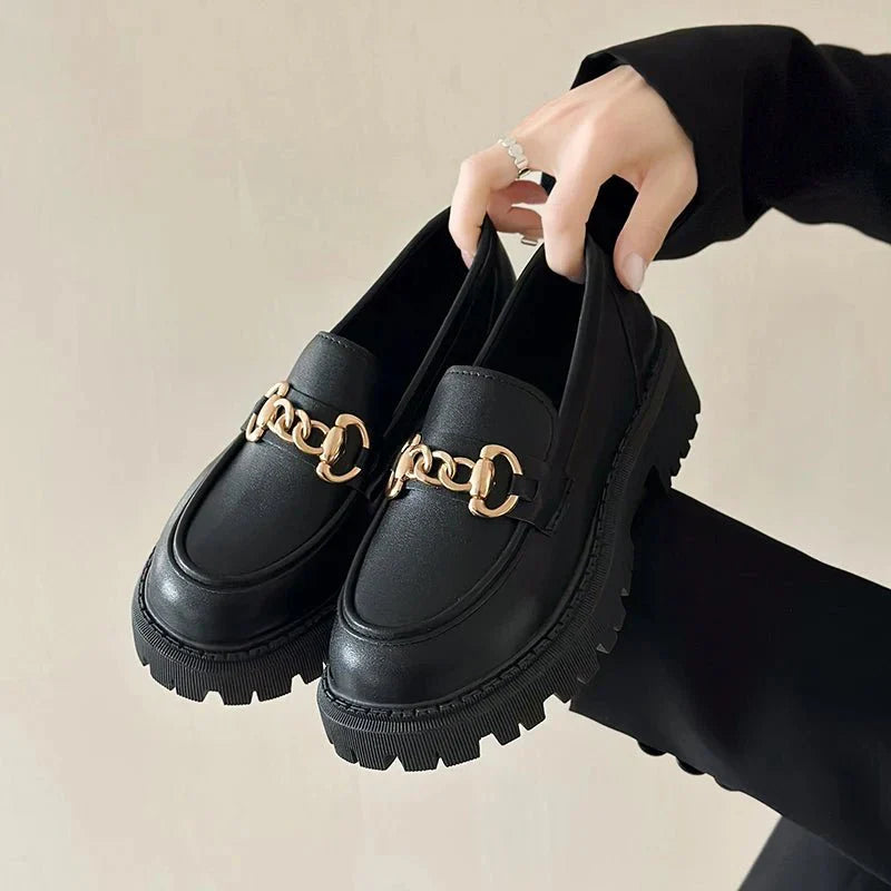 Galilea | Trendige Plateau-Loafer mit Ketten-Akzent
